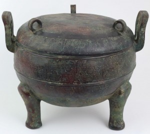 Fig. 2 – Vasilha tripoide cerimonial para alimentos Ting (ou Ding). Bronze - China – Dinastia Zhou do Leste. (Período Estados Guerreiros) sec. III-IV AC Peça do acervo do autor.                                                                                              Foto: Guilherme Ortiz